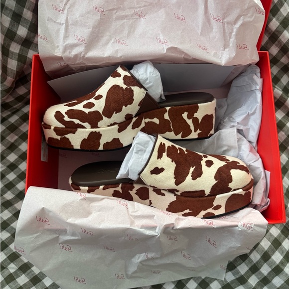 Lisa Says Gah the Dakota Clog in brown cow print - Picture 3 of 6